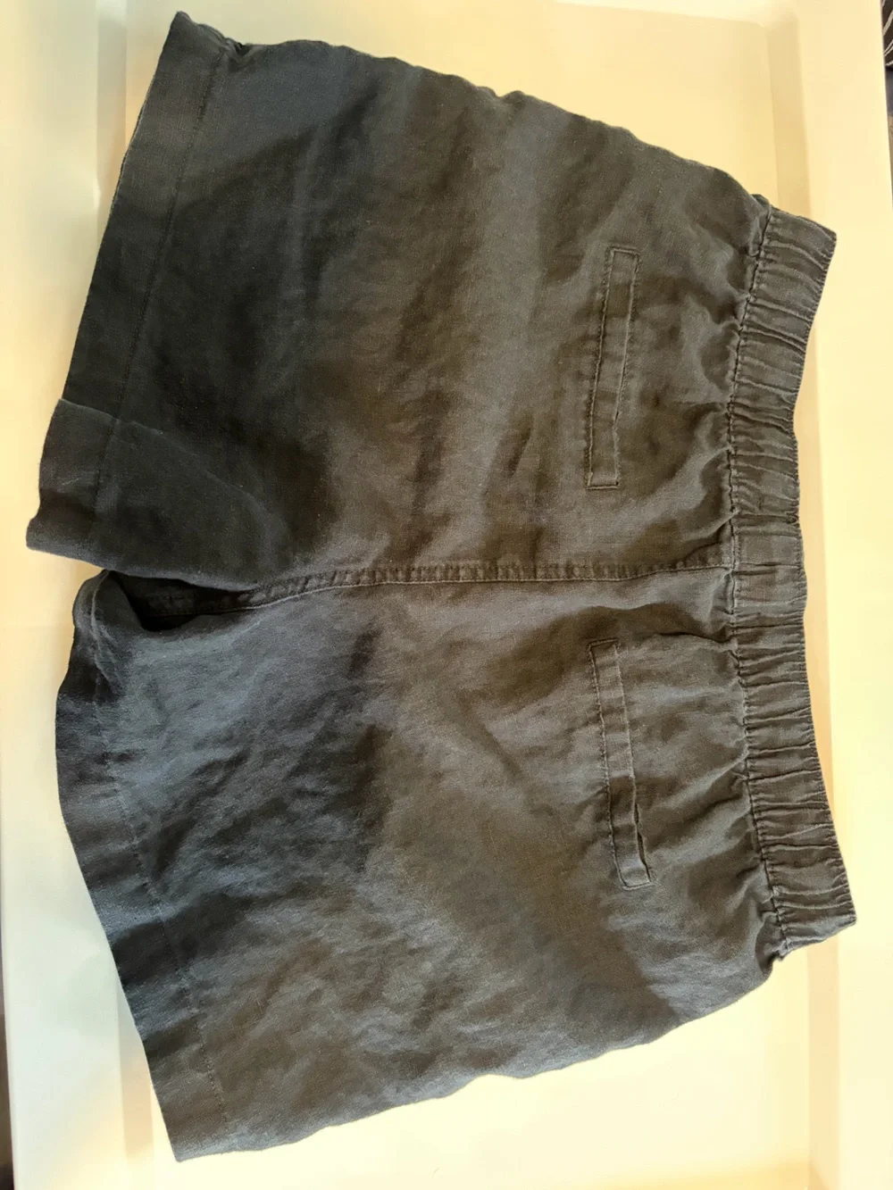 Women’s Elastic Waist Linen-Blend Shorts in Black